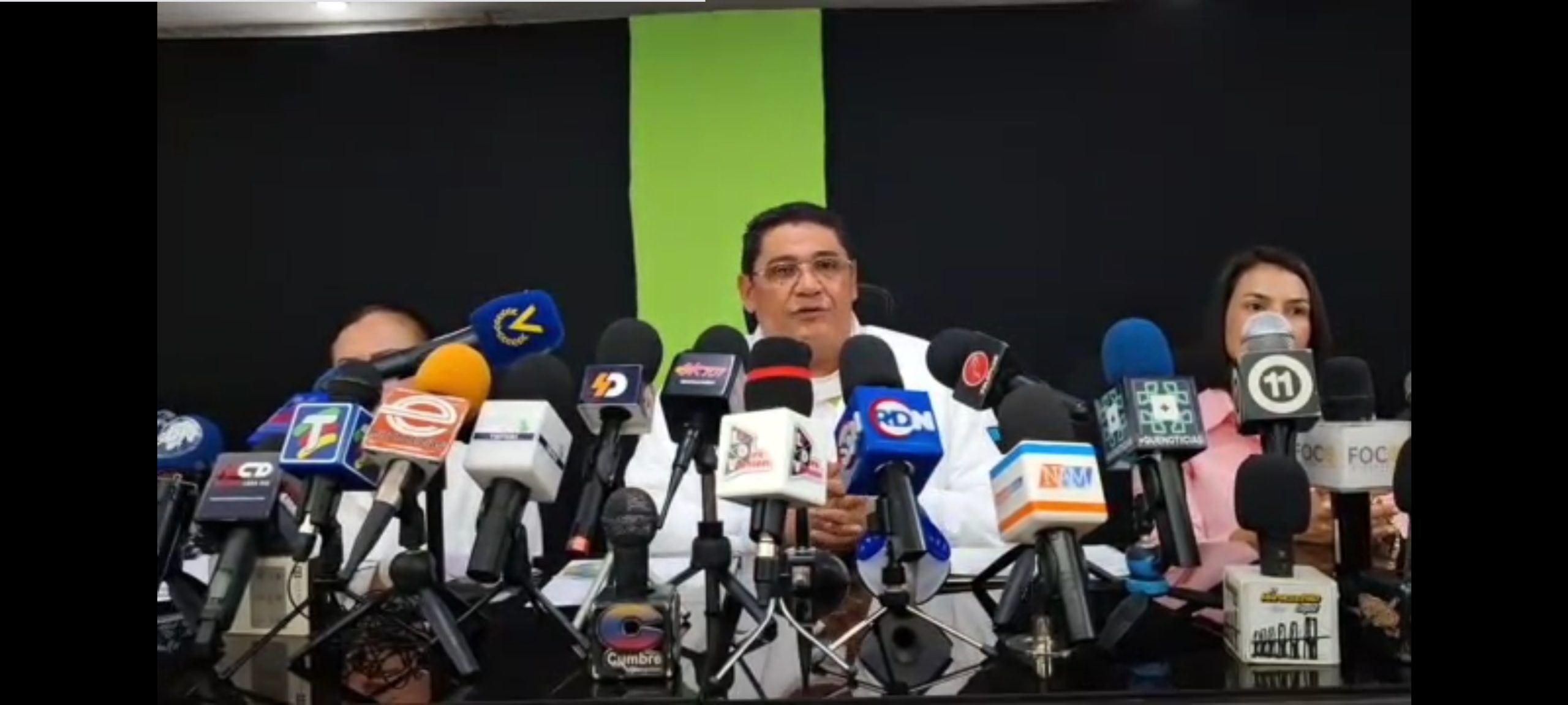 ELY RAMÓN ATENCIO EX  CANDIDATO A LA GOBERNACIÓN DEL EDO-ZULIA POR AD FELICITO A LUIS CALDERA GOBERNADOR ELECTO