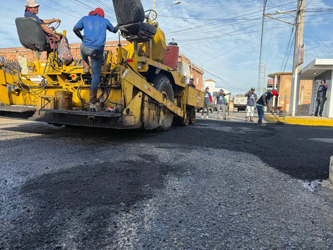 ¡Di Martino inspecciona trabajos! tres mil 572 toneladas de asfalto coloca la Alcaldía en Cumbres de Maracaibo