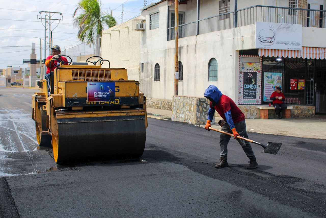 ¡Abordaje de los 4 niveles de gobierno! En San Jacinto se colocan más de 10 mil toneladas de asfalto