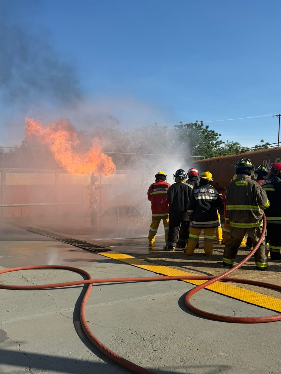 Bomberos de San Francisco se capacitan en combate de incendios en estructuras petroleras