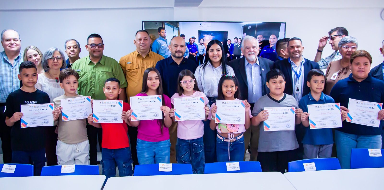 Alcalde de San Francisco Becará a niños de su municipio para estudiar inglés y en el CEVAZ