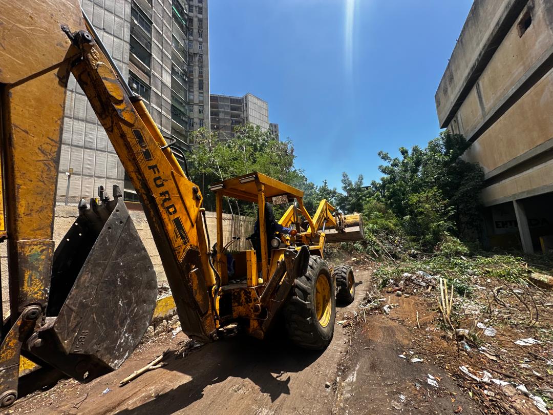 15 años abandonado Alcaldía de Maracaibo ejecutó limpieza de terreno adyacente a las Torres del Saladillo para tranquilidad de más de 1.400 familias