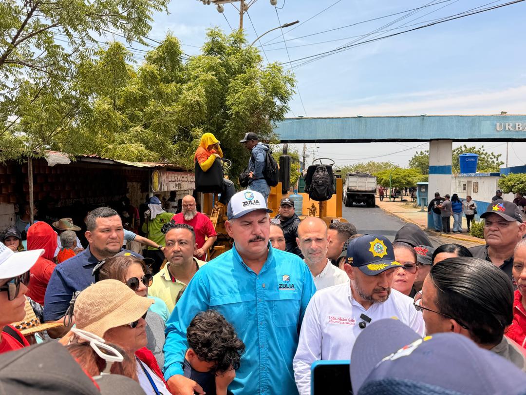 Gobernador Luis Caldera y alcalde Héctor Soto impulsan recuperación vial de El Soler con más de 5.000 toneladas de asfalto