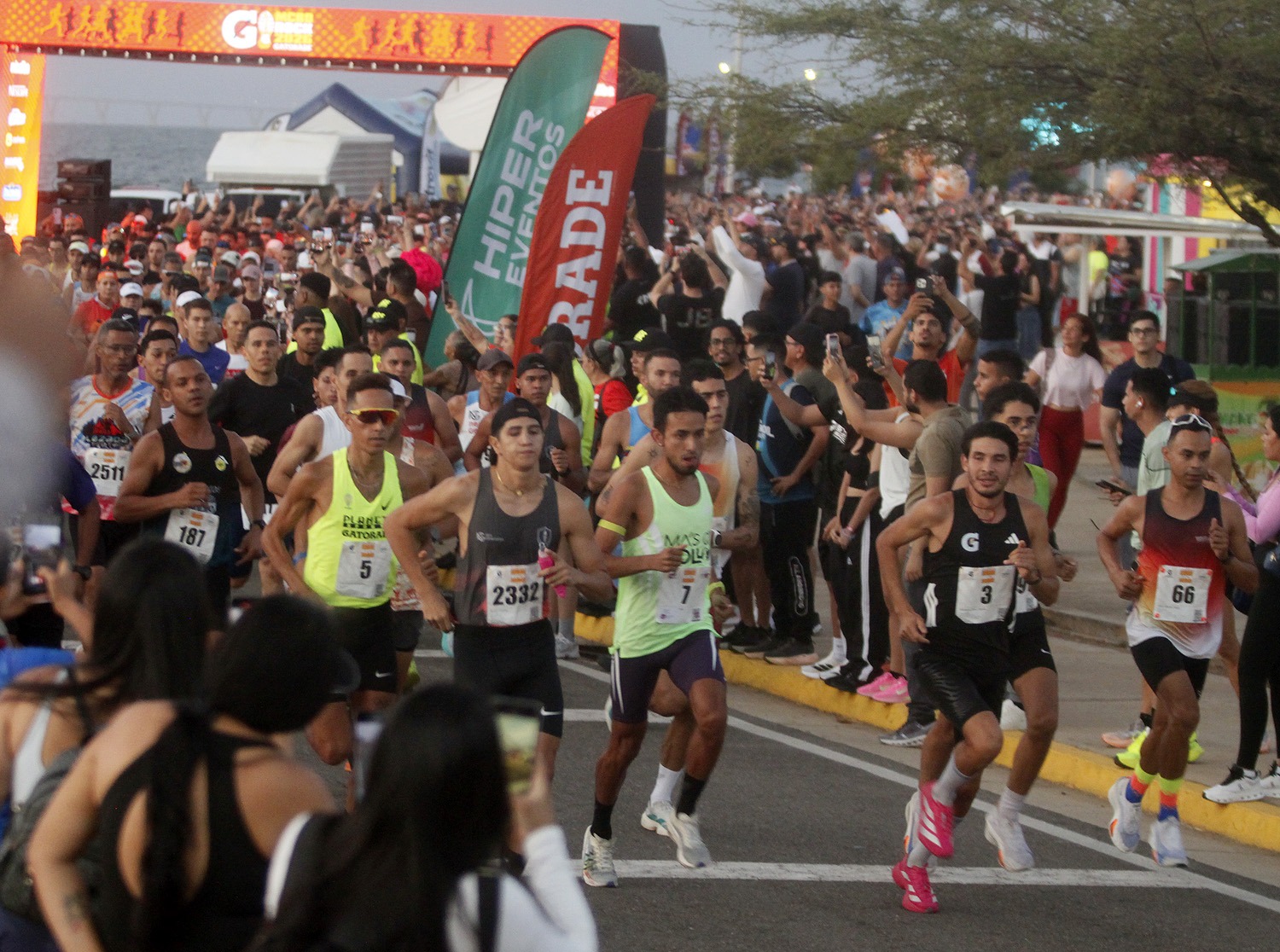 Una marea naranja de 2.500 corredores en la ciclovía revivió la Maracaibo Rock 10K | ¡1er lugar: Luciani Navarro y José Daniel González!
