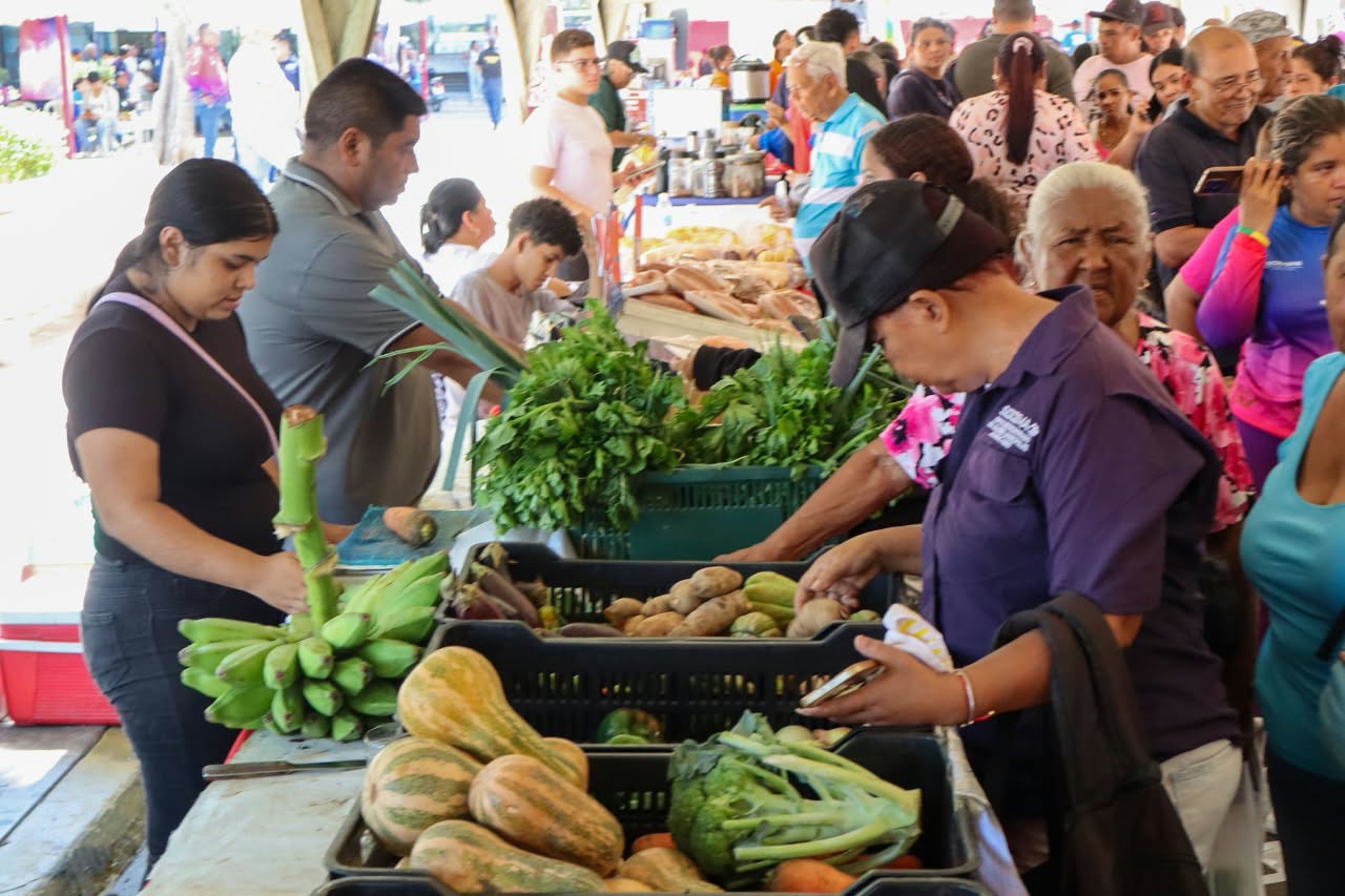 Atención especial a Jubilados mercado popular de la Alcaldía de Maracaibo ofreció precios subsidiados y descuentos